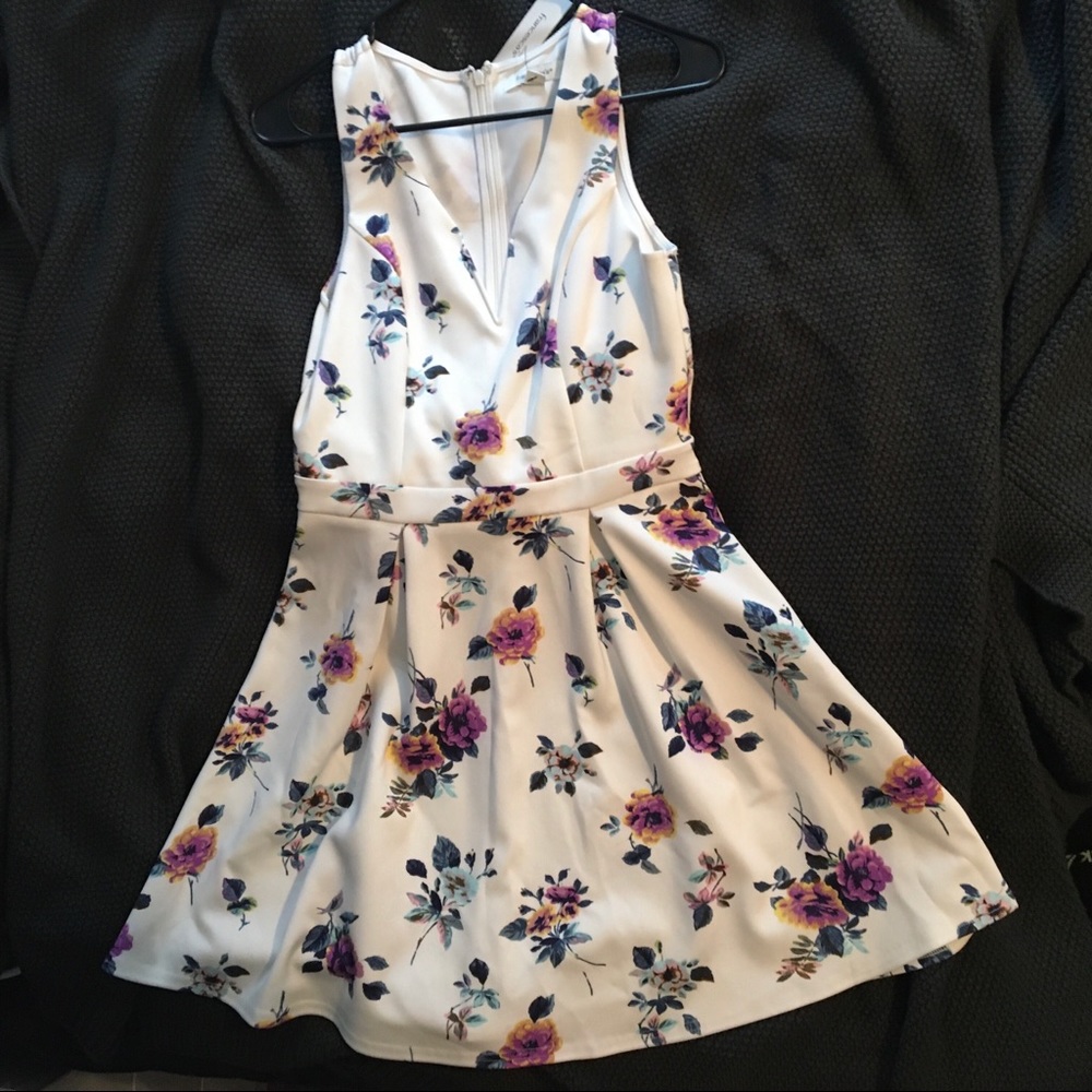 Dress - Picture 4 of 9